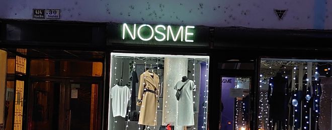 Neonový nápis NOSME - osazeno na válci