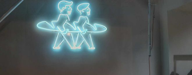 William & Thomas již třetí neonové logo