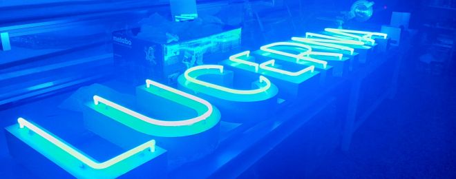 Palác LUCERNA v Praze a neonový nápis