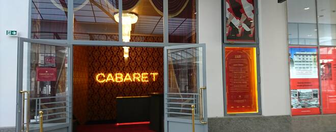 LED neon vs. klasický neon. Proč jedno světlo „křičí“ a druhé funguje roky