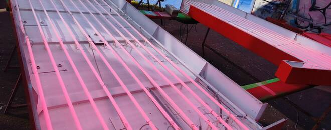 Proč na Tenerife stále svítí klasický neon (a co nás to může naučit)