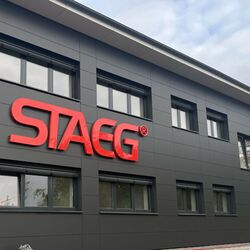 STAEG | Světelná reklama - Plechová plastická 3D reklama