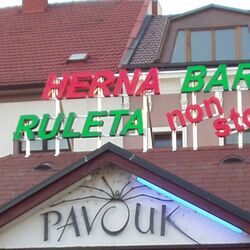 Herna Hradec (3) | Světelná reklama - Na konstrukci