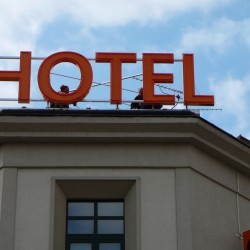 HOTEL City (2) | Světelná reklama - Plechová plastická 3D reklama na konstrukci na střeše