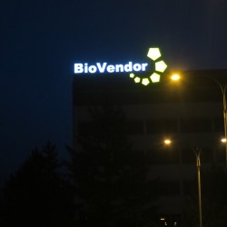 BioVendor | Světelná reklama - Plechová plastická 3D reklama na konstrukci na střeše