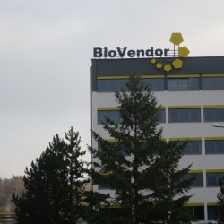 BioVendor | Světelná reklama - Plechová plastická 3D reklama na konstrukci na střeše