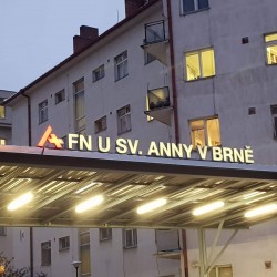 FN u Svaté ANNY | Světelná reklama - Plechová plastická 3D reklama na konstrukci na střeše