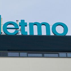 LETMO (2) | Světelná reklama - Na konstrukci