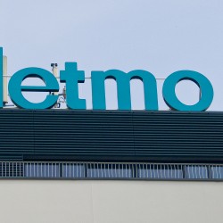 LETMO (2) | Světelná reklama - Plechová plastická 3D reklama na konstrukci na střeše