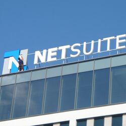 NETSUITE (1) | Světelná reklama - Na konstrukci