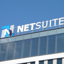 NETSUITE (1) | Světelná reklama - Plechová plastická 3D reklama na konstrukci na střeše