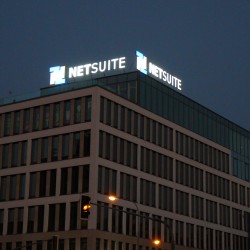 NETSUITE (2) | Světelná reklama - Plechová plastická 3D reklama na konstrukci na střeše