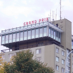 GRAND PRIX | Světelná reklama - Plechová plastická 3D reklama na konstrukci na střeše
