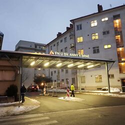 Světelný nápis noc FNUSA | FNUSA