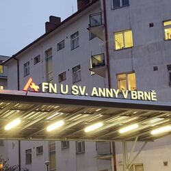 Světelný nápis noc FNUSA | FNUSA