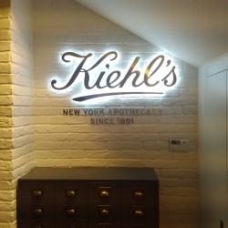 Kiehls | Světelná reklama - Plastické písmo nasvětlující podklad – fasádu