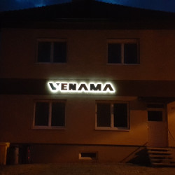 VENAMA noc | Světelná reklama - Plastické písmo nasvětlující podklad – fasádu