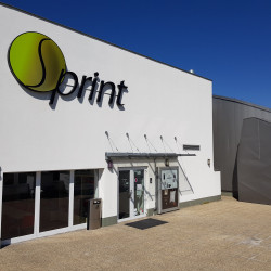 Sprint | Světelná reklama - Plastické písmo nasvětlující podklad – fasádu