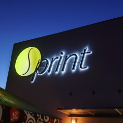 Sprint noc | Světelná reklama - Plastické písmo nasvětlující podklad – fasádu