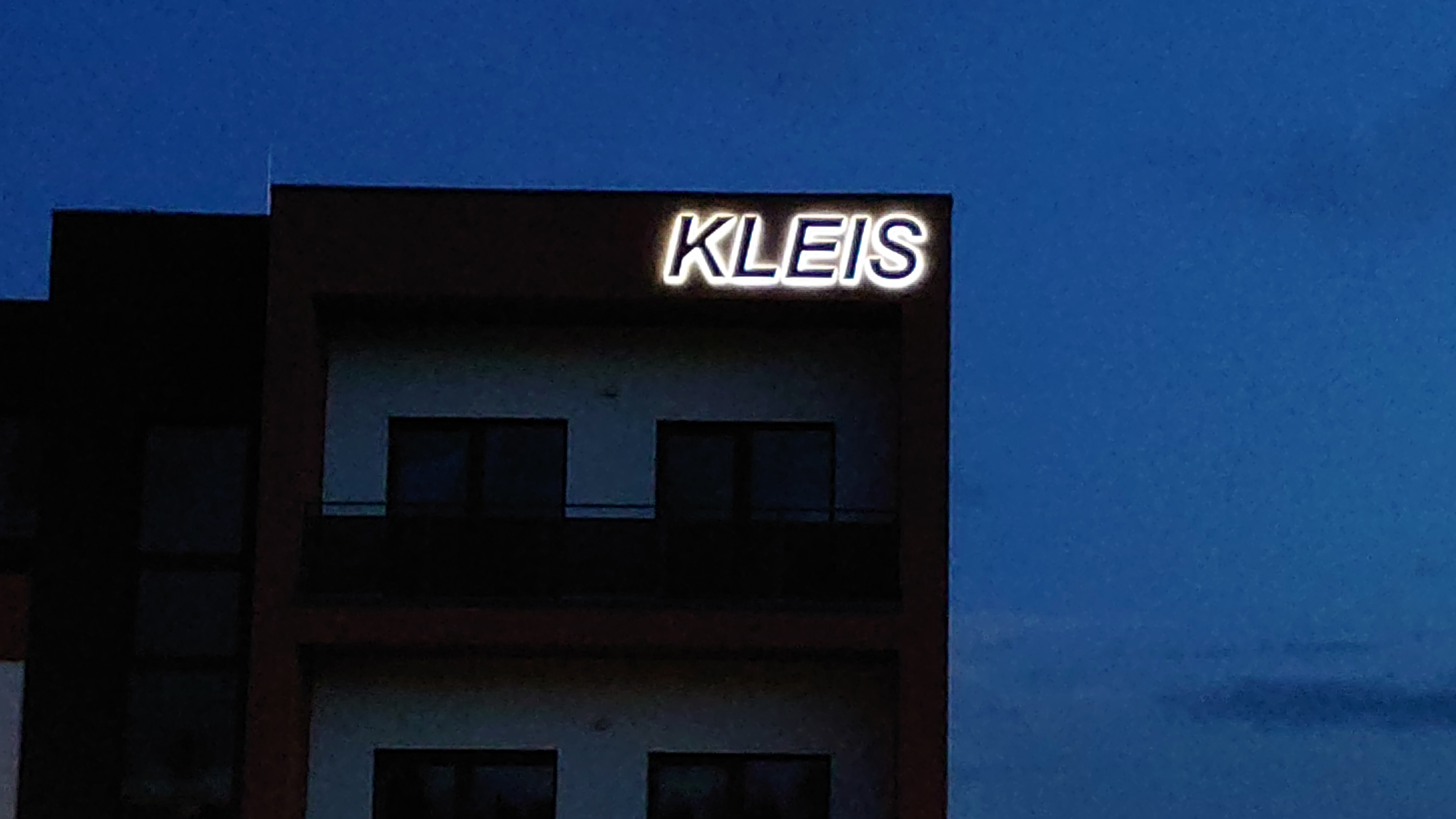 světelný nápis KELIS | KLEIS