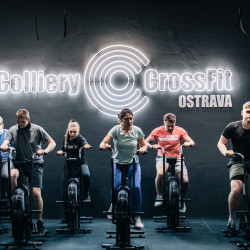 neonový nápis  žije | Colliery CrosFit Ostrava