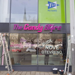 montáž světelného nápisu 3D | The Candy Store