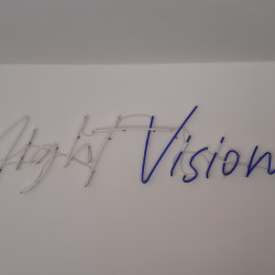 montáž neonového nápisu | Night Vision