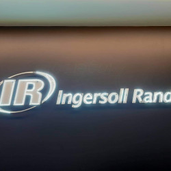 montáž světelného nápisu | IR Ingersoll Rand recepce