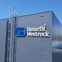 světelný nápis délka 5700 mm | Smurfit Westrock