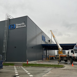 montáž nápisu dlouhého 22 000 mm | Smurfit Westrock