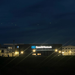 daleký pohled na 3D nápis | Smurfit Westrock