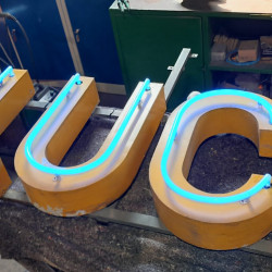 neon opět svítí | Palác Lucerna