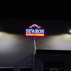 SEVARON noc | Světelná reklama - Světelná reklama  v černé barvě – svítící bíle