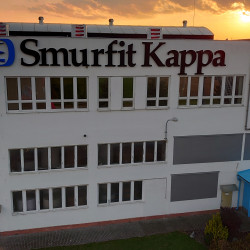 Smurfit |Kappa den | Světelná reklama - Světelná reklama  v černé barvě – svítící bíle