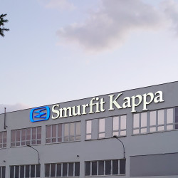 Smurfit Kappa noc | Světelná reklama - Světelná reklama  v černé barvě – svítící bíle