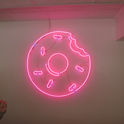 Donut neon | Neonová reklama - Neon na fasádě