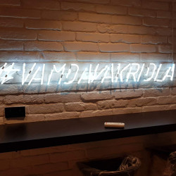 Vámdávákřídla neon | Neonová reklama - Neon na fasádě