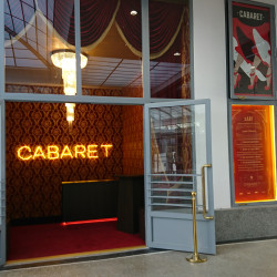 Cabaret neon | Neonová reklama - Neon na fasádě
