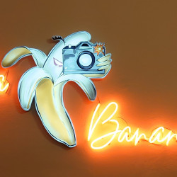 Casa Banana | Neonová reklama - Neon na fasádě