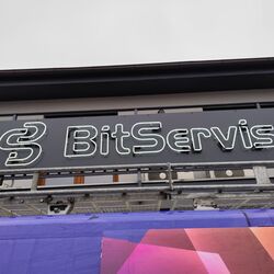 BitServis neon na podkladu | Neonová reklama - Neon na fasádě