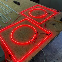 neon MOMENTA | Výroba