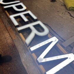 3D světelný nápis s Black&White | Nesvětelná reklama - 3D tisk