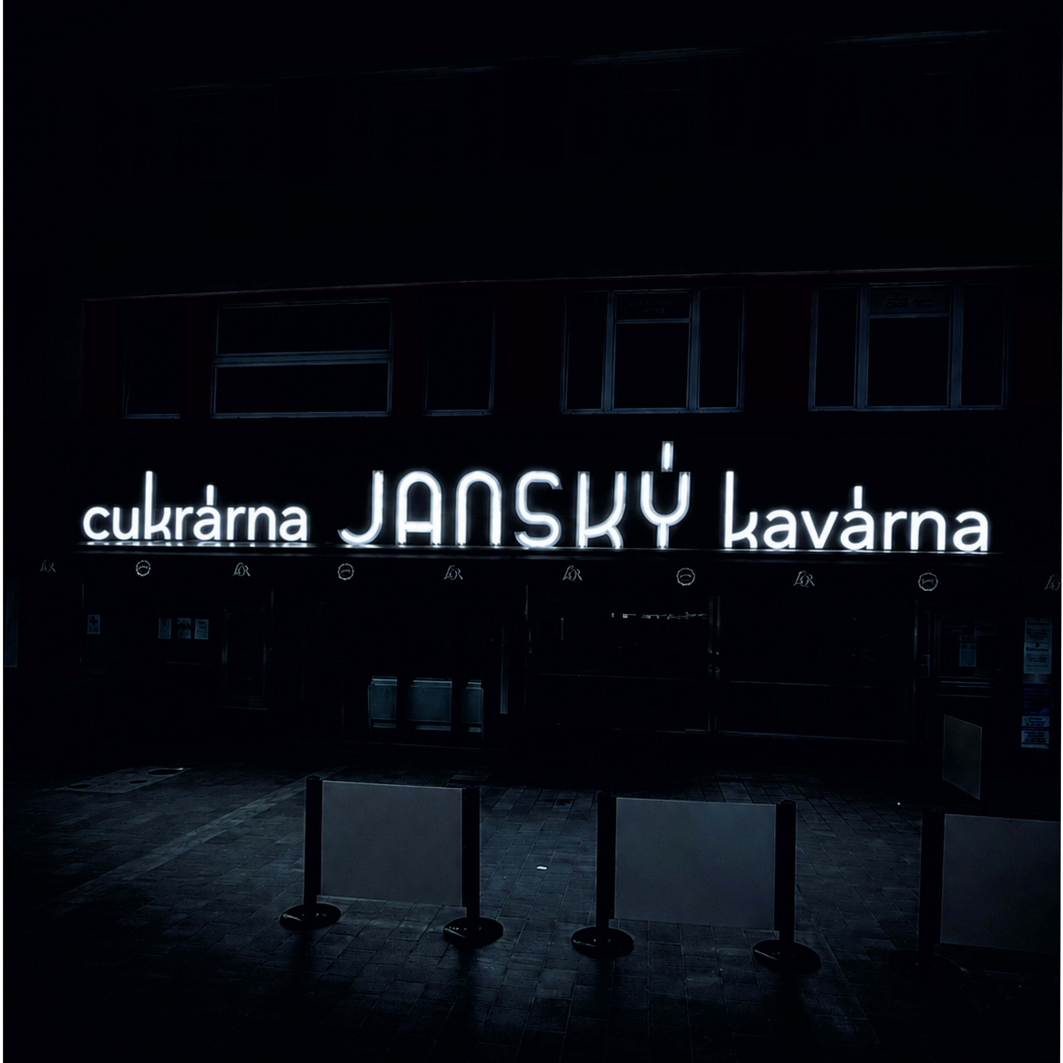 cukrárna JÁNSKÝ kavárna v noci | Jánský