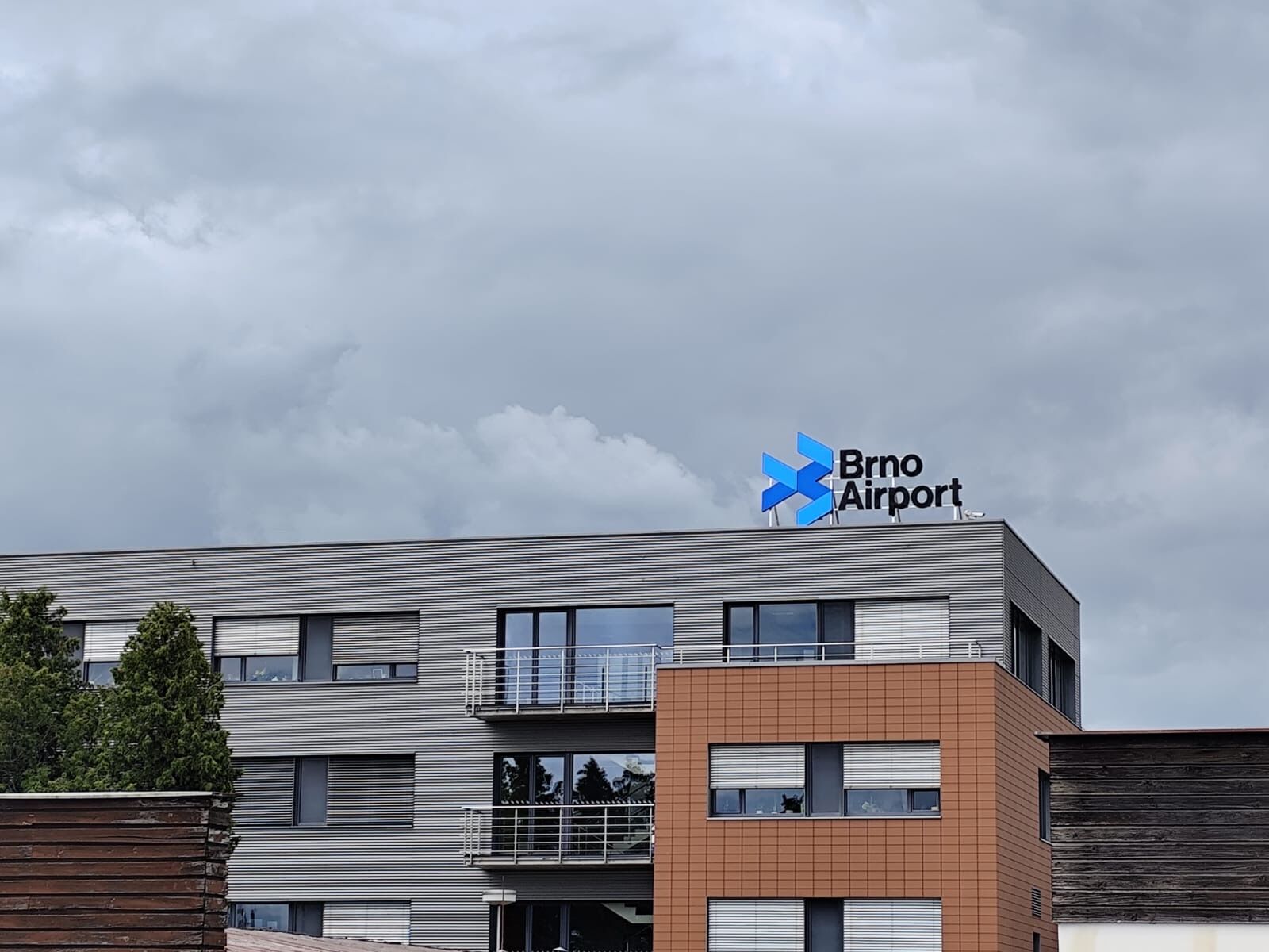 světelný nápis na střechu budovy | Brno Airport