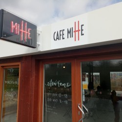 Cafe MIHE | Neonová reklama - Neon s plechovou plastikou