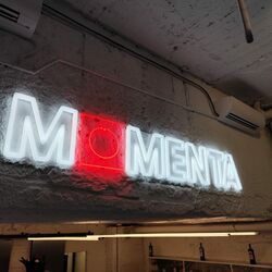 neon MOMENTA | Neonová reklama - Neon na plexiskle