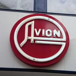 Avion - neon s plechovou plastikou | Realizace