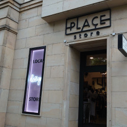 realizace výlohy PLACE store - neon | Realizace