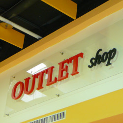 OUTLET shop - reklamní nápis na plexiskle | Realizace