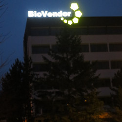 BioVendor - světelná reklama večer | Realizace